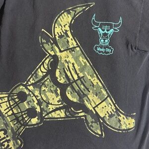 🔥🔥 Chicago Bulls Hardwood Classics Tee – Camo Logo – Windy City Graphic – Size M